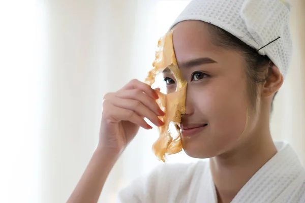 Hermosa Mujer Recibiendo Máscara Facial Salón Belleza — Foto de Stock