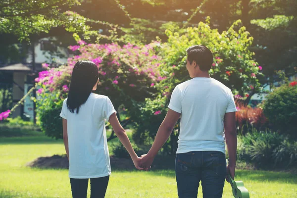 Pareja Joven Sosteniendo Las Manos Caminando Juntos —  Fotos de Stock