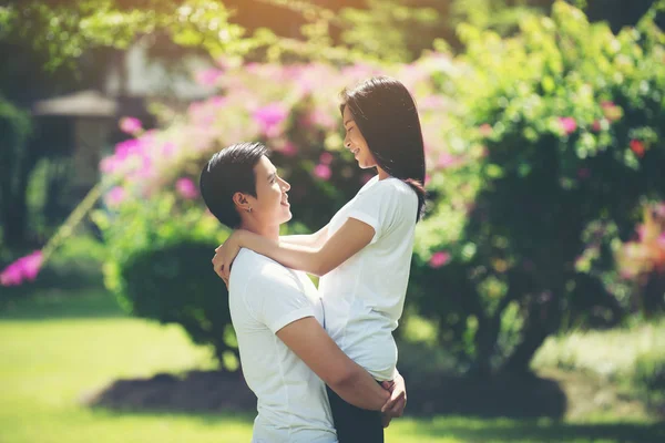 Jong Paar Samen Knuffelen Tijdens Het Wandelen Samen Ontspannen — Stockfoto