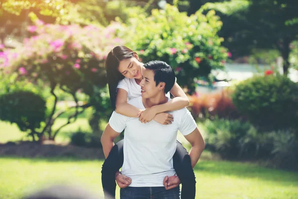 Gelukkige Paar Vakantie Geniet Van Elkaar Het Park — Stockfoto