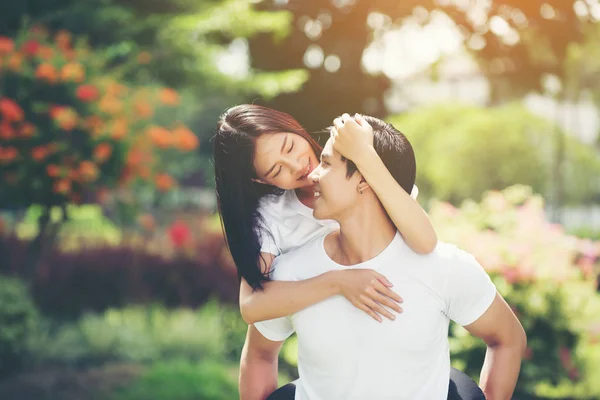 Casal Feliz Férias Desfrutar Uns Dos Outros Parque — Fotografia de Stock