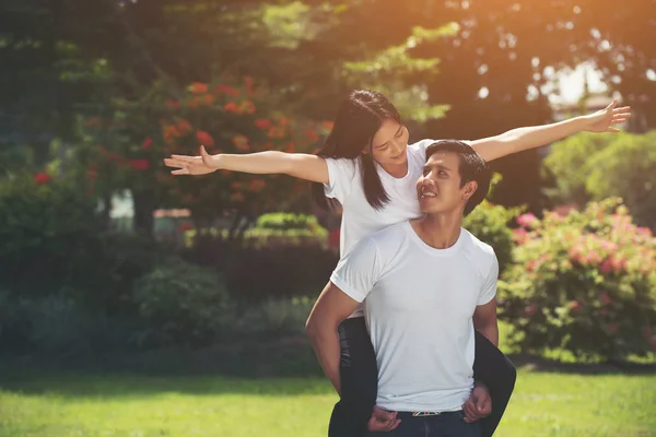 Glückliches Paar Urlaub Genießt Sich Park — Stockfoto
