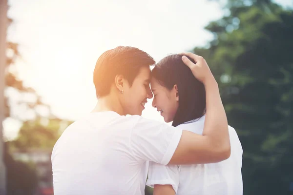 Sorrindo Jovem Casal Apaixonado Livre — Fotografia de Stock