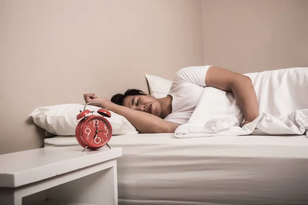 Hombre Duerme Cama Con Alarma Roja Primer Plano — Foto de Stock