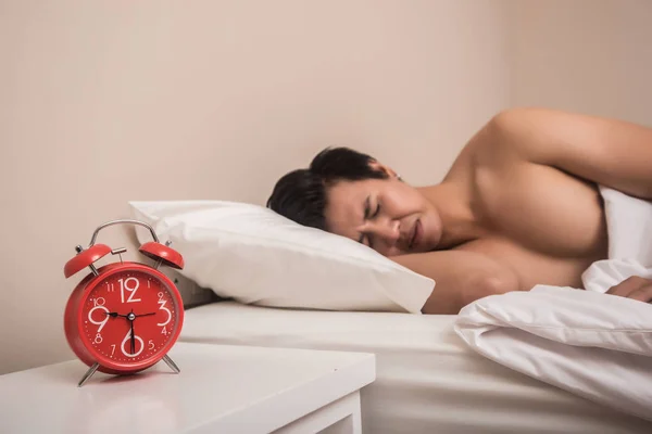 Hombre Duerme Cama Con Alarma Roja Primer Plano — Foto de Stock