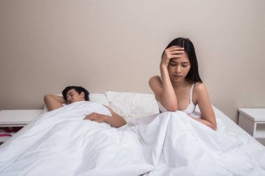 Üzgün ve bıkkın çift yok se sahip yatakta yatan