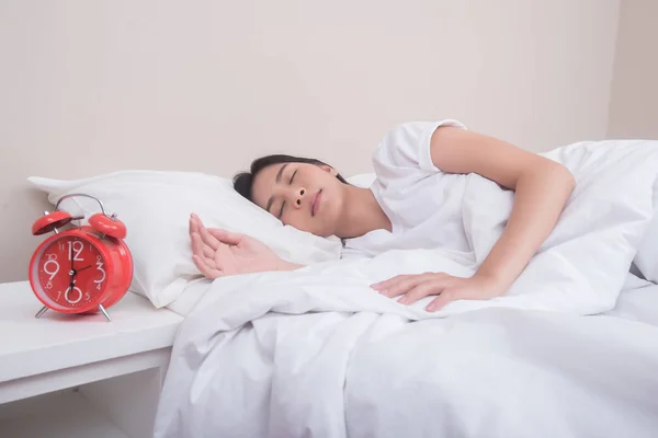 Mujer Joven Durmiendo Cama Lado Del Despertador — Foto de Stock