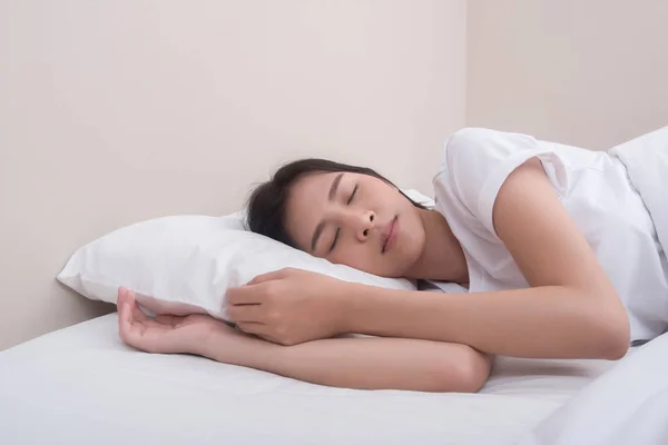 Young Woman Sleeping Her Bed — Stock Photo, Image