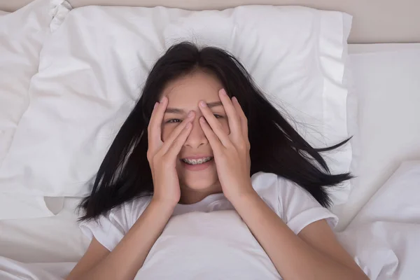 Beautiful Young Woman Covering Her Eyes Looking Camera Smiling While — Stock Photo, Image