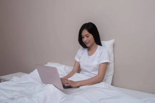 Mujer Usando Ordenador Portátil Sonriendo Sentado Cama Casa Despertó Por —  Fotos de Stock