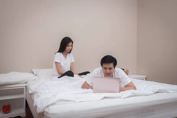 Genç Asyalı Çift Dijital Tablet Kullanarak Yatakta Yatarken — Stok fotoğraf