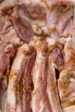 Taze çiğ domuz pirzolası ve baharatlı..