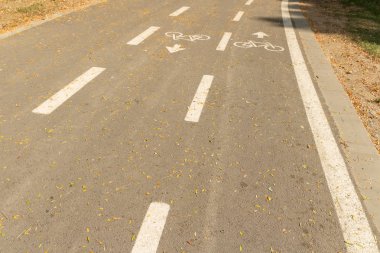 Yayalar ve bisikletler için yol, parkta bisiklet yolu, ilan.