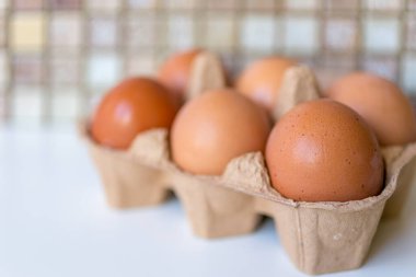 Karton tepsi manzaralı kahverengi yumurtalar. Seçili odak.