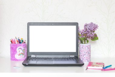 Çocuk odasında ders çalışmak için. Bir büroya bilgisayar ve takviyeler. Evden öğreniyorum. Mesafe kavramında çalış. Seçici odak.