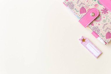 Defterli renkli fotoğrafçılık ve metin için boş alan, maket. Üst Manzara. Çizim yapmayı öğrenmek, dilek listesi yapmak, olaylar veya planlar