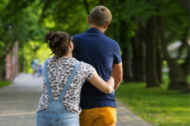 Genç çift çocuk parkta yürüyüş. Yaz.