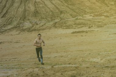 genç adam çölde çalışan