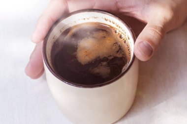 İçecekler kahve günü, yaz, sonbahar genç adam.