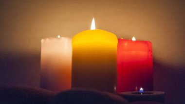 Birkaç çok renkli mumlar yaktı ve taşlarla çevrili.