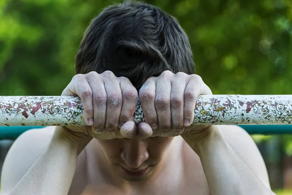 genç adam üzerinde yatay çubuk elele