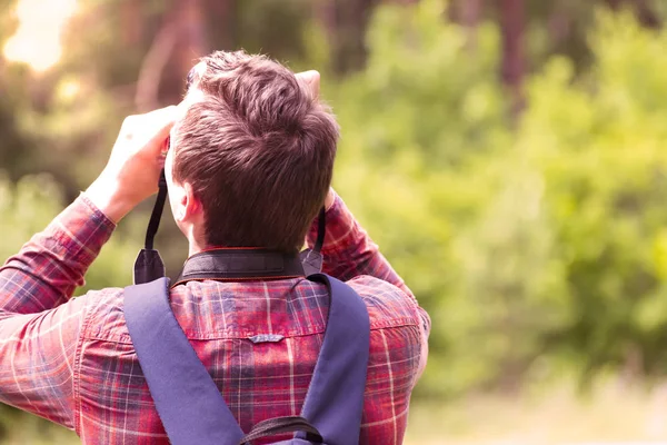 En ung man tar bilder av naturen. Sommar-höst. — Stockfoto