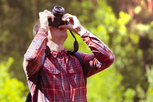 En ung man tar bilder av naturen. Sommar-höst. — Stockfoto