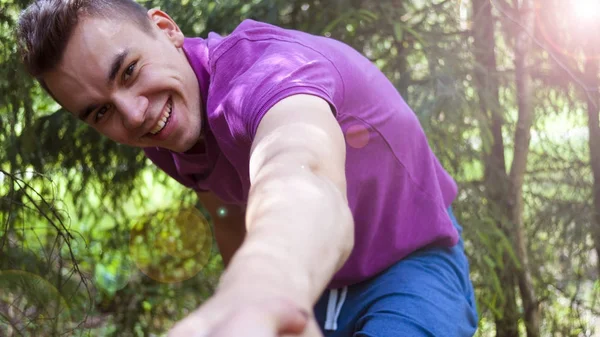 Genç adam kızın elini çeker. Orman. Yaz.