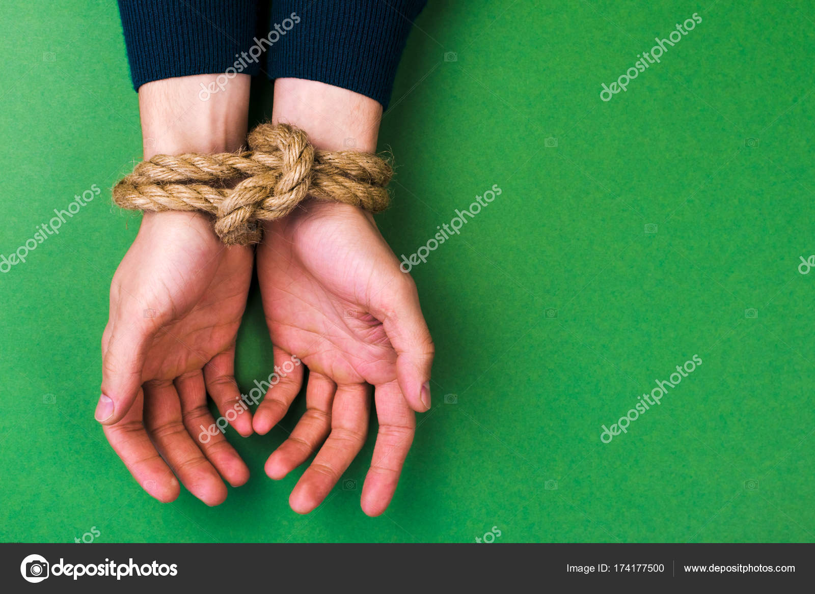 законом руки связаны. связанные руки веревкой. веревка в руке. законом руки связаны. законом руки связаны.