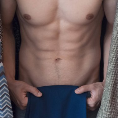 Genç bir adam bir dolaba gizler ve pantolon kapsar