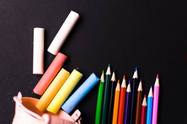 Kalem, boya kalemi, Büyüteç camı. Okul.