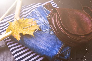 Karanlık bir arka plan üzerinde kadın giyim