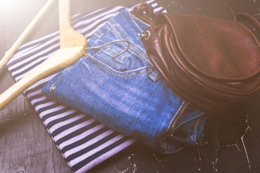 Karanlık bir arka plan üzerinde kadın giyim