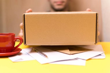 Adam bir paket verir