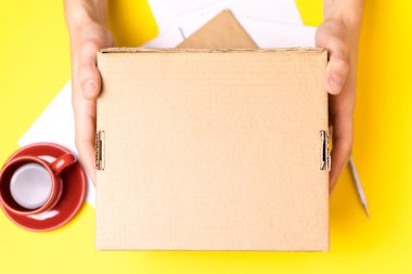 Adam bir paket verir