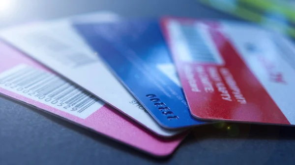 Minsk, Beyaz Rusya, Ağustos/05/2017: kredi kartı, plastik kart, indirim kartları. Cüzdan, çanta.