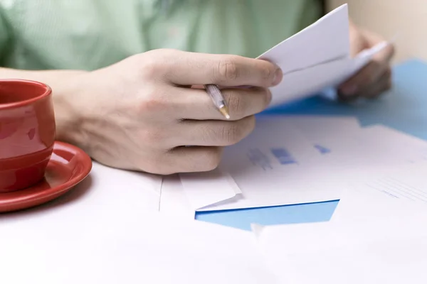 Un hombre firma los papeles. Correo electrónico . — Foto de Stock