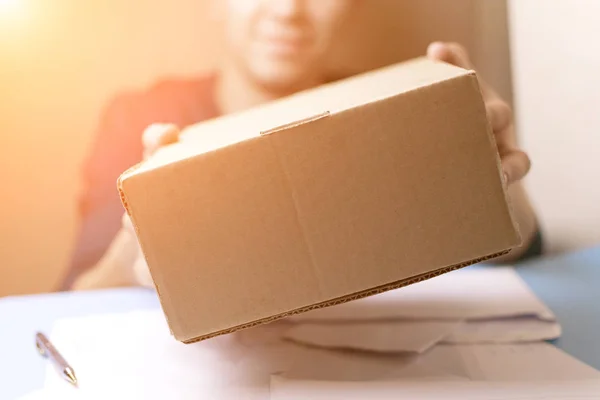 Adam bir parsel postane için veriyor. Posta.