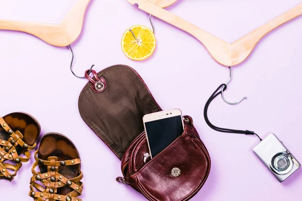 Kadın giyim renkli bir arka plan üzerinde