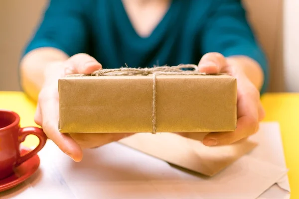 Adam bir hediyesi tutar