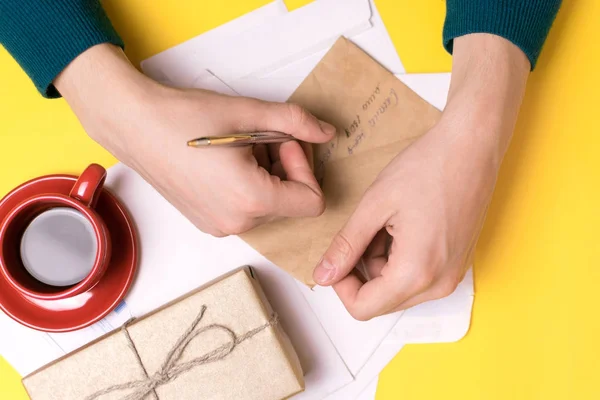 Bir adam bir hediye posta işaretleri.