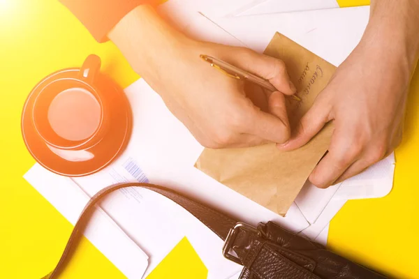 Bir adam bir hediye posta işaretleri.