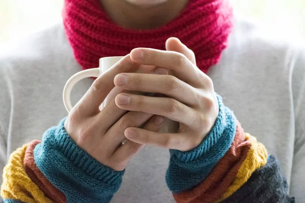 Egy fiatal férfi, gazdaság egy csésze tea és a citrom. Hideg, hideg, betegség. — Stock Fotó