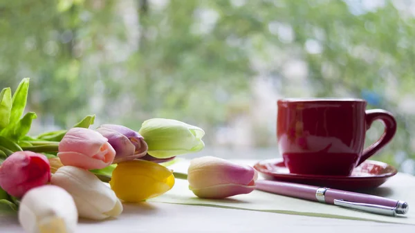 Lale masada, bir grup. Kahve, sabah, güneşli bir gün.