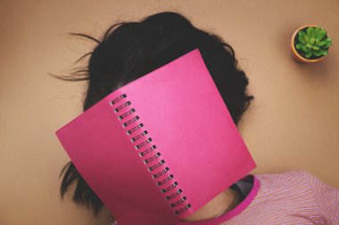 Kitap, tembellik ve eğitim dan yorgunluk kavramı arkasında sakladı kız.