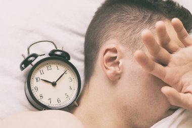 Genç adam sabah uyanamam