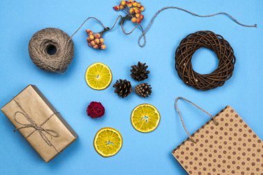 Tatil hediyesi. El renkli bir arka plan üzerine iğne işi yapımı.