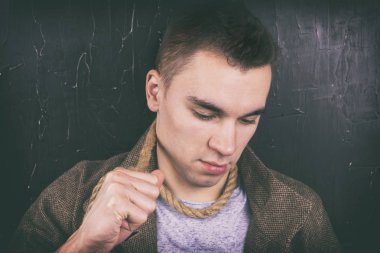 Genç bir adam depresyon ipi çeker