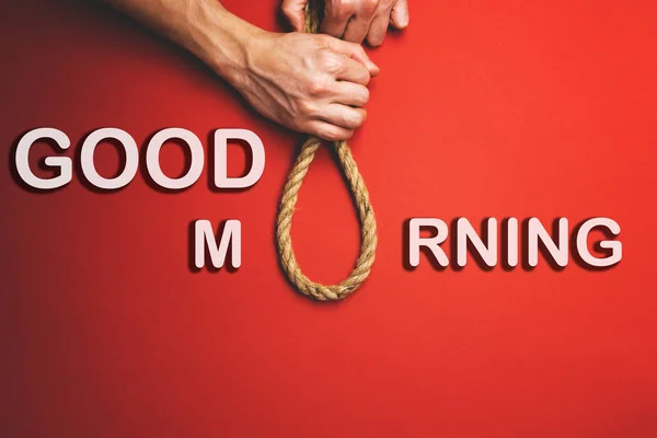 Bir adam bir ilmik çeker. İnsanlar arasında gerçek ilişki kavramı.