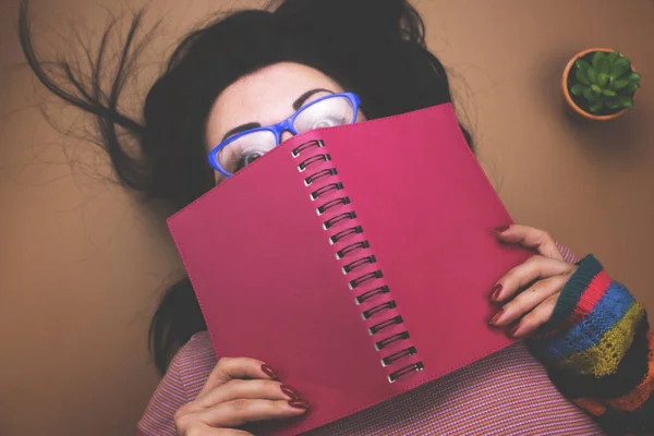 Kız okuma kitabı, günlüğü.